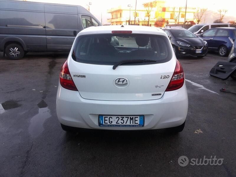 Usata Hyundai i20 Comfort 90 CV (66 kW) 2011 Bianco Berlina
