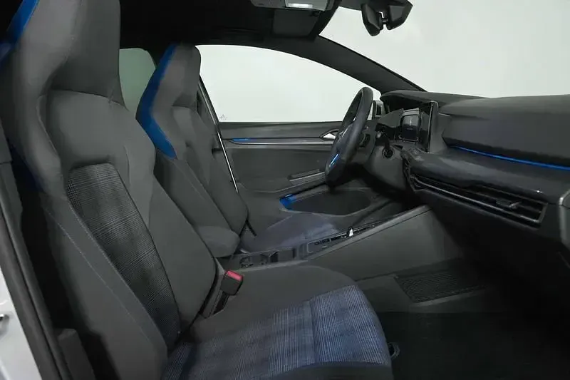 Usata VW Golf VIII GTE 150 CV (110 kW) 2020 Argento Utilitaria