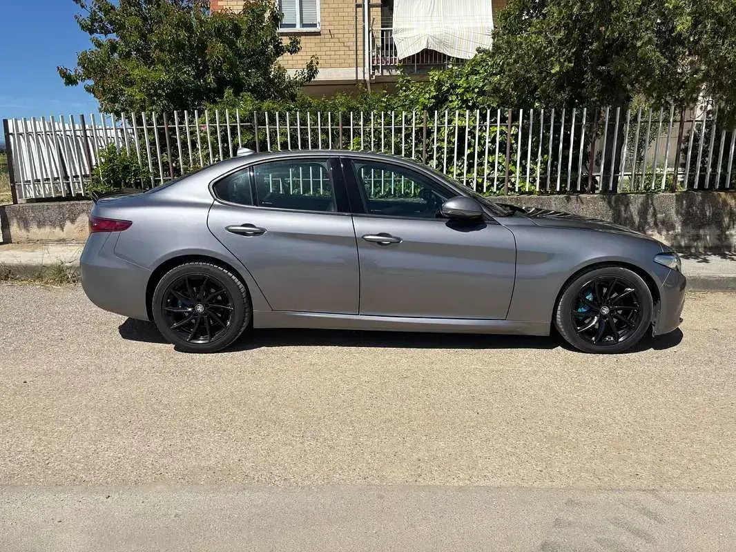 Usata Alfa Romeo Giulia Super 179 CV (131 kW) 2018 Grigio Berlina