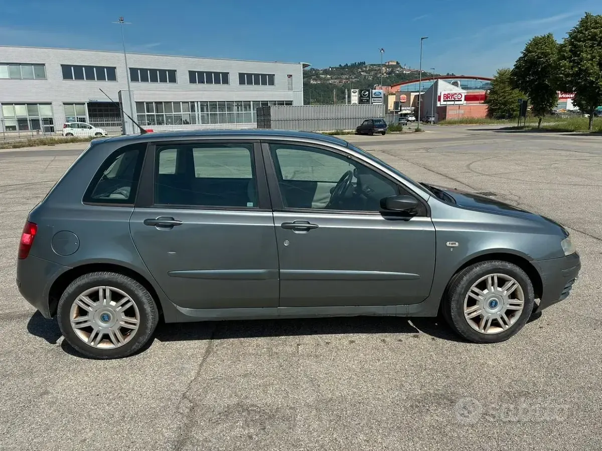 Usata Fiat Stilo 116 CV (85 kW) 2004 Grigio Berlina