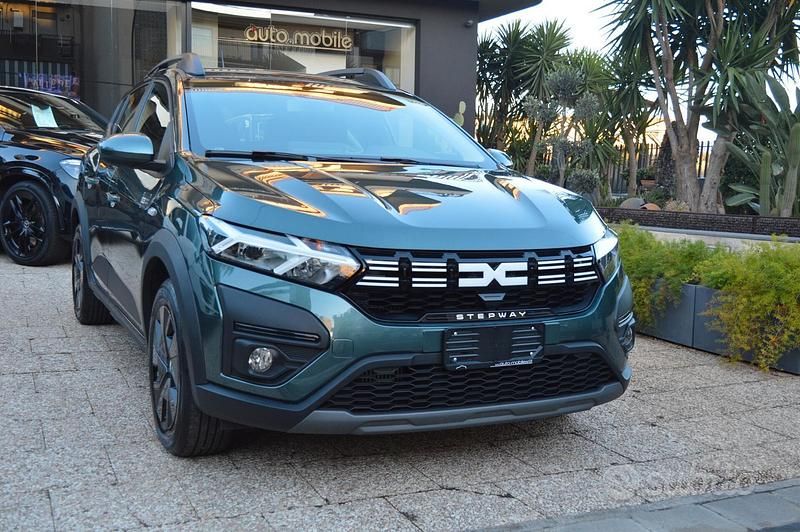 Usata Dacia Sandero Expression 100 CV (73 kW) 2025 Verde Utilitaria