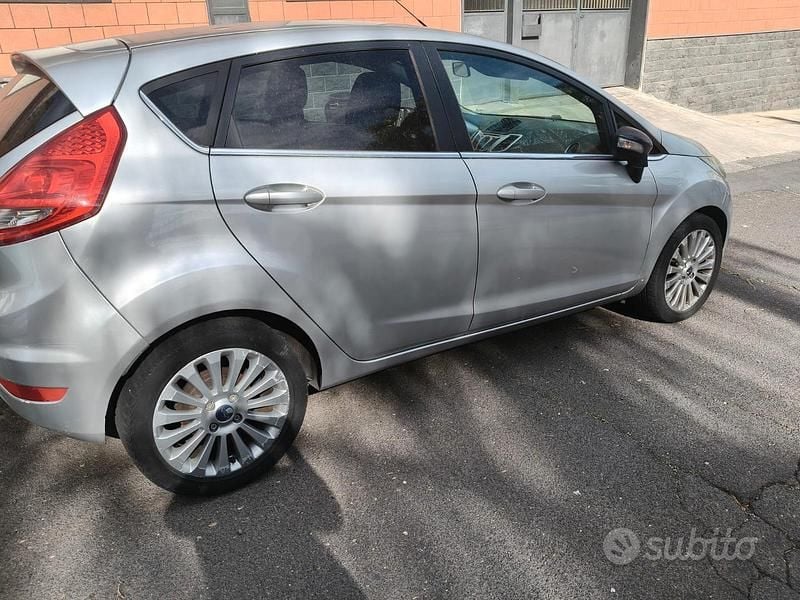 Usata Ford Fiesta Titanium 90 CV (66 kW) 2009 Grigio Berlina