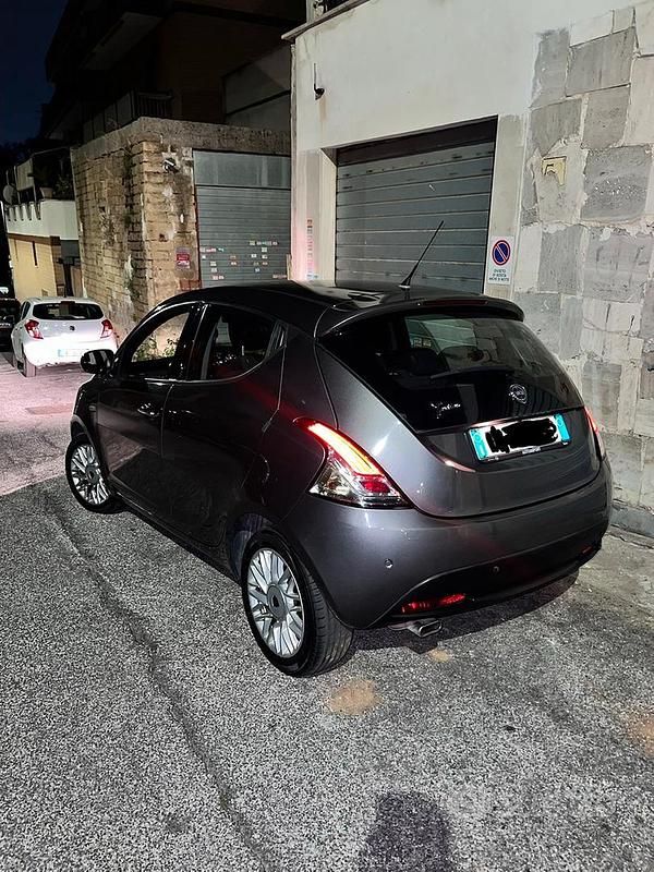 Grigio Usata 2016 Lancia Ypsilon Due volumi | 7500 € (Buon prezzo) - Immagine 1/4