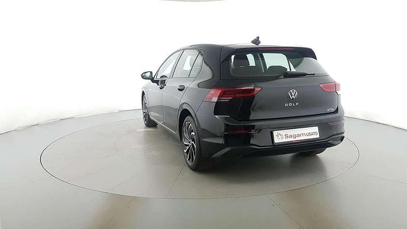 Usata VW Golf VIII Life 131 CV (96 kW) 2022 Nero mito metallizzato Berlina