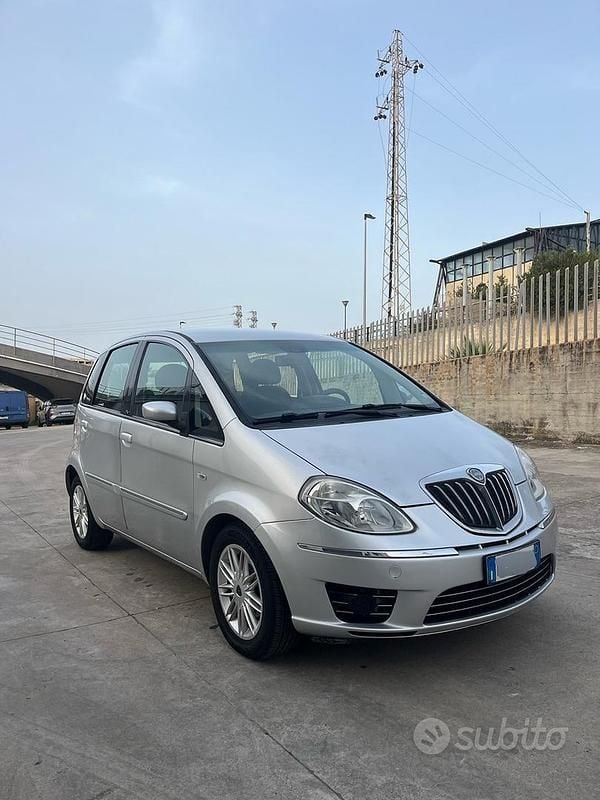 Usata Lancia Musa 70 CV (51 kW) 2008 Grigio Monovolume
