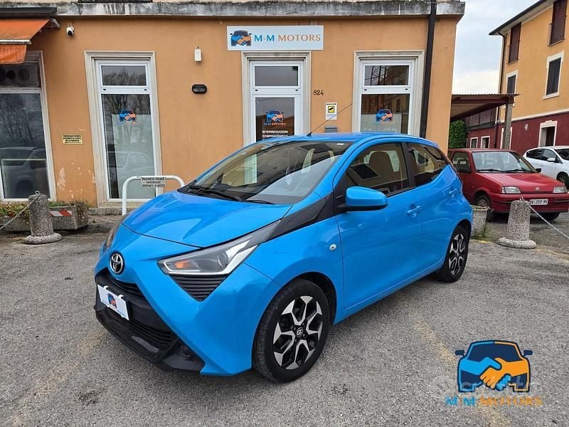 Usata Toyota Aygo 72 CV (52 kW) 2018 Blu Utilitaria