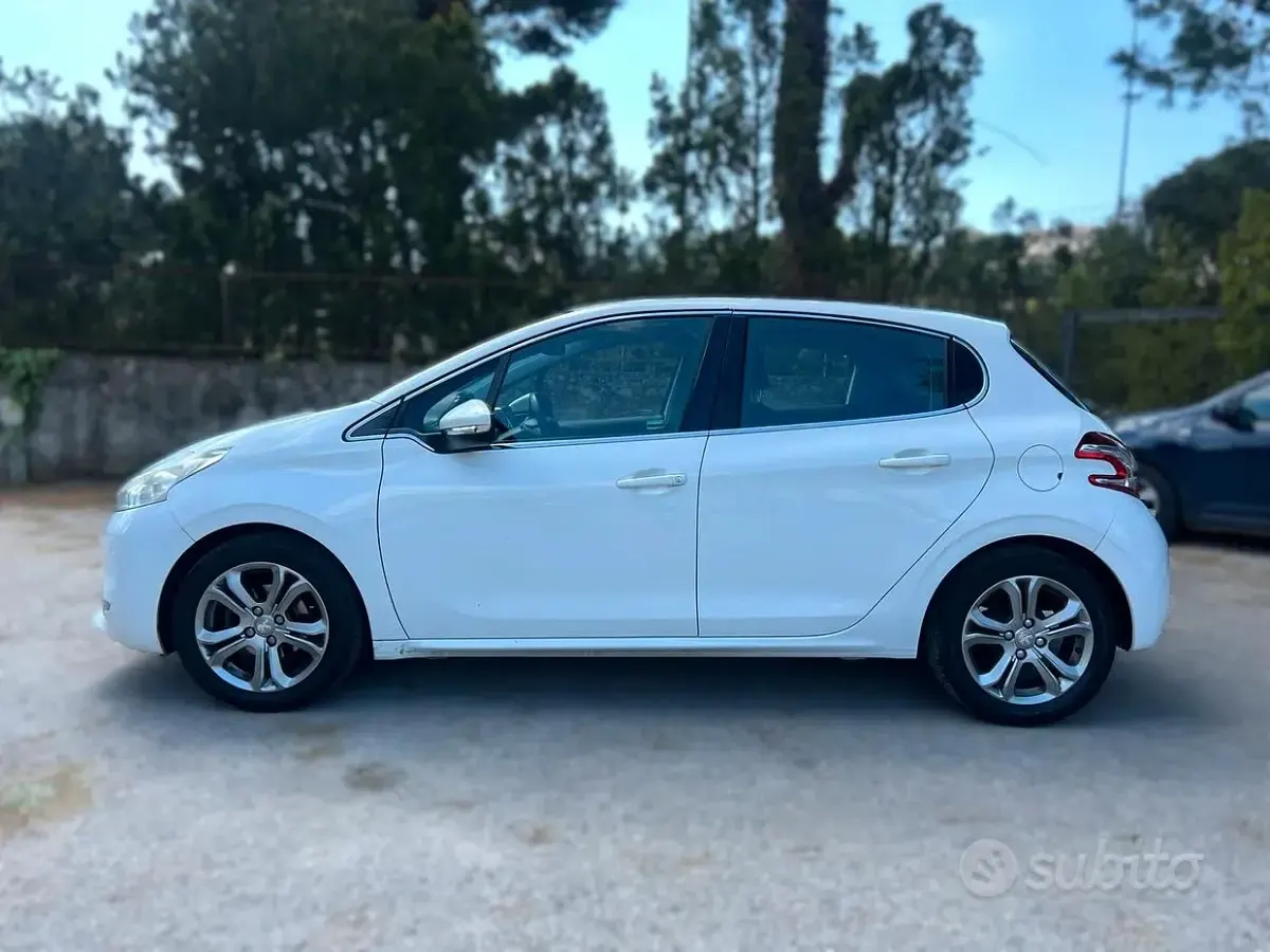 Usata Peugeot 208 Allure 68 CV (50 kW) 2014 Bianco Utilitaria