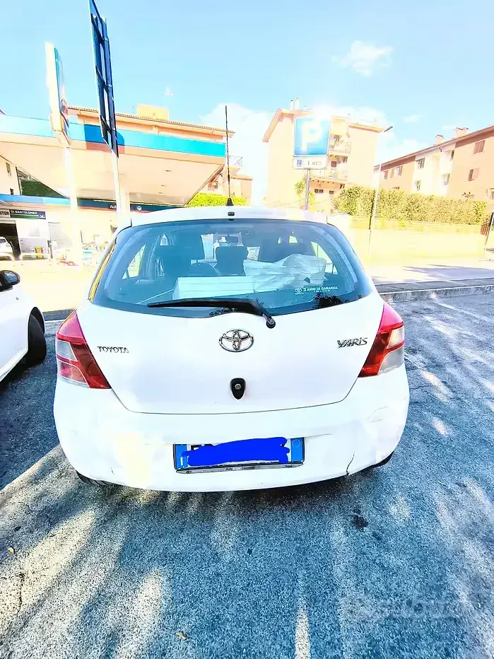 Usata Toyota Yaris Sol 86 CV (63 kW) 2011 Bianco Utilitaria