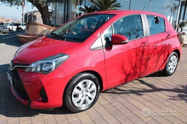 Usata Toyota Yaris Active 69 CV (50 kW) 2016 Rosso Berlina
