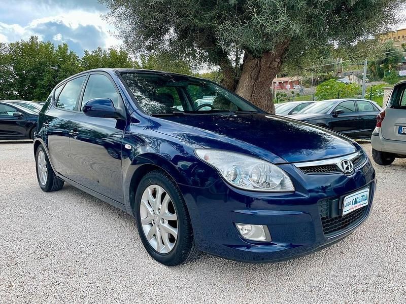 Blu Usata 2008 Hyundai i30 Tre volumi | 4490 € (Buon prezzo) - Immagine 1/4
