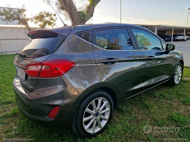 Usata Ford Fiesta Titanium 86 CV (63 kW) 2019 Grigio Utilitaria