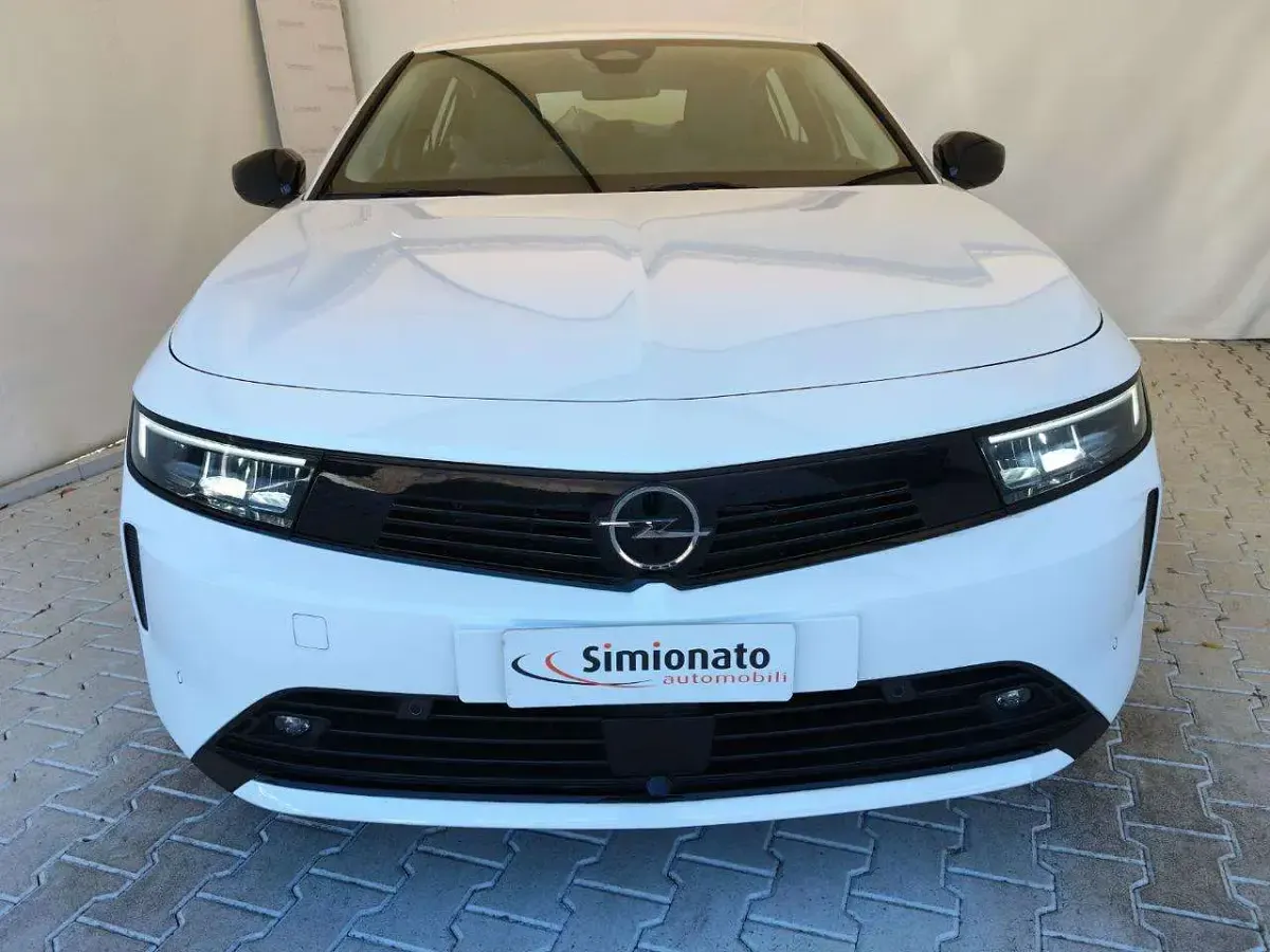 Käytetty Opel Astra Ultimate 131 HP (96 kW) 2024 Valkoinen Viistoperä