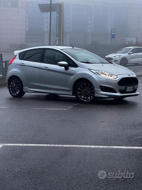 Grigio Usata 2017 Ford Fiesta ST-Line Berlina | 8000 € (Ottimo prezzo) - Immagine 1/4