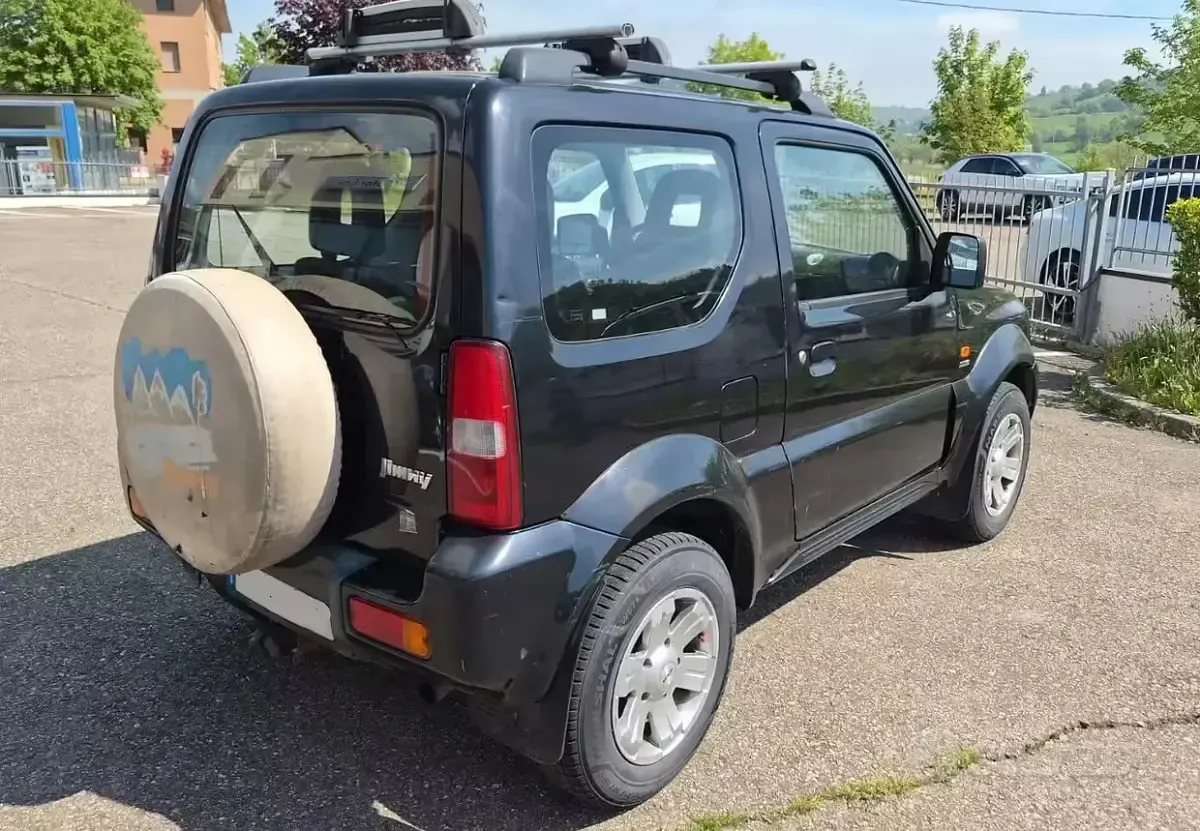 Second-hand Suzuki Jimny 86 CP (63 kW) 2006 Negru SUV