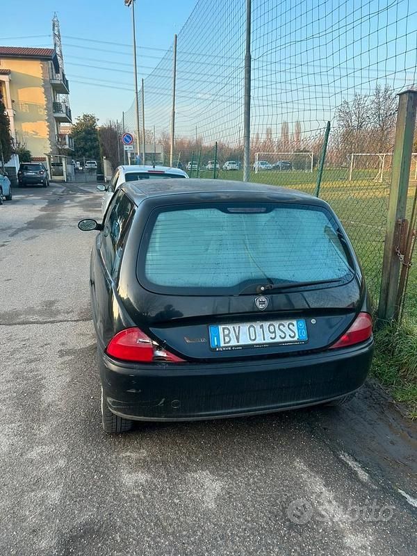 Usata Lancia Ypsilon 80 CV (58 kW) 2001 Nero Utilitaria