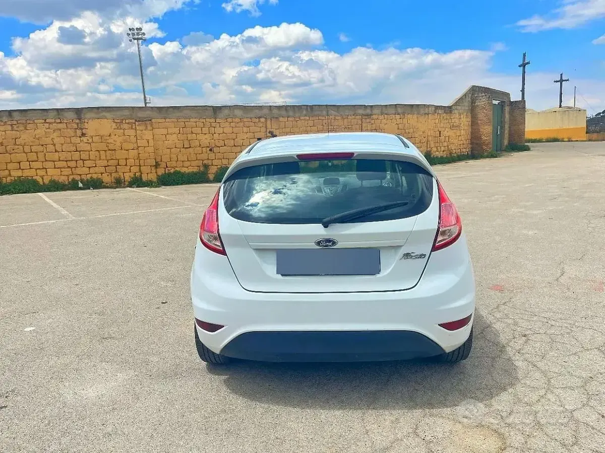 Usata Ford Fiesta 75 CV (55 kW) 2016 Bianco Utilitaria