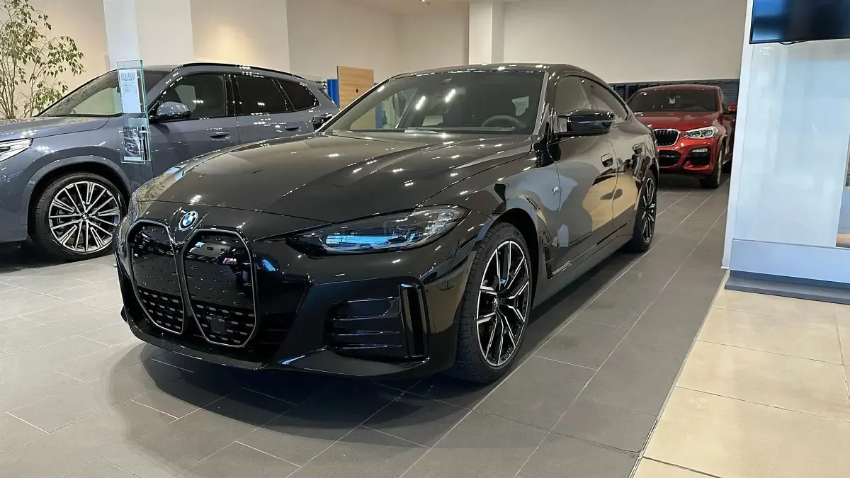 Usata BMW i4 Efficient Dynamics 350 kW (476 CV) 2024 Black sapphire metallizzato Berlina