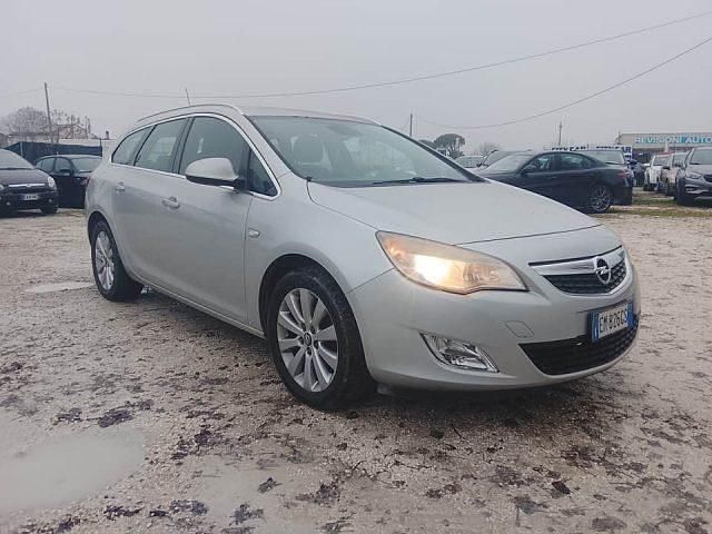 Usata Opel Astra Cosmo 110 CV (80 kW) 2012 Argento Station wagon