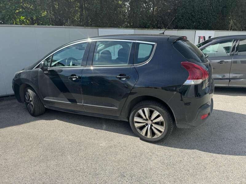Nero Usata 2016 Peugeot 3008 Active Monovolume | 9100 € (Super prezzo) - Immagine 1/4