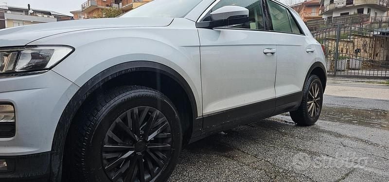 Käytetty VW T-Roc 116 HP (85 kW) 2021 Harmaa Katumaasturi