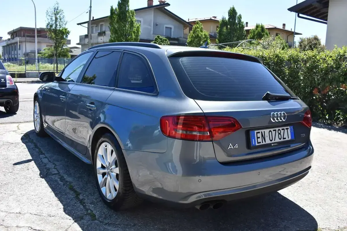 Usado Audi A4 Ambiente 177 CV (130 kW) 2012 Gris Familiar