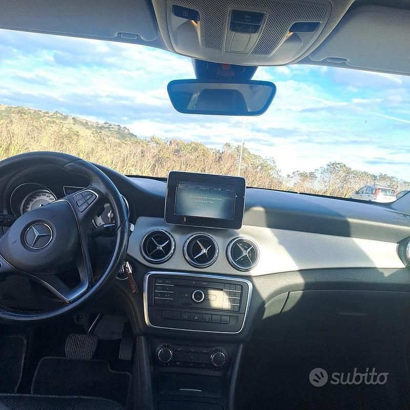 Usata Mercedes GLA180 110 CV (80 kW) 2015 Bianco SUV
