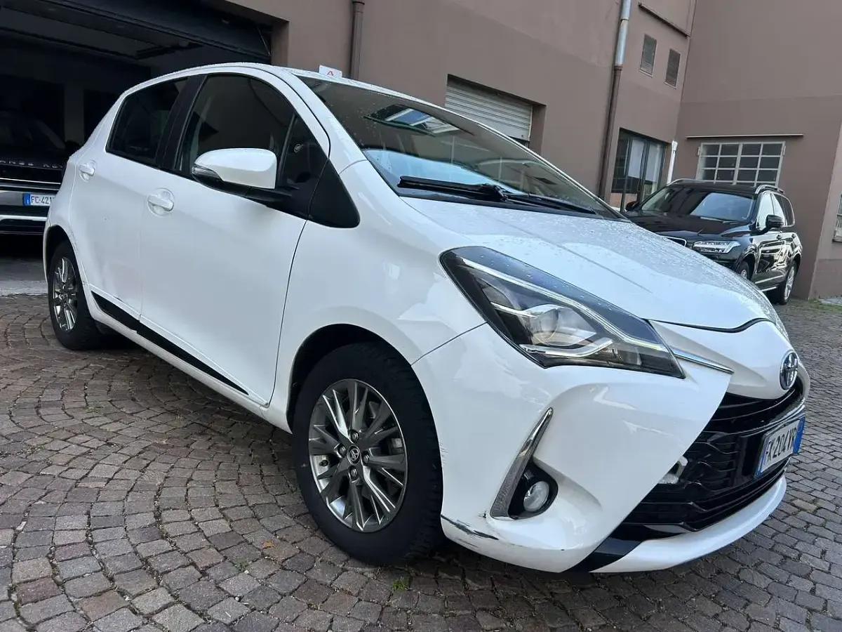 Usata Toyota Yaris Hybrid Active 73 CV (53 kW) 2017 Bianco Berlina
