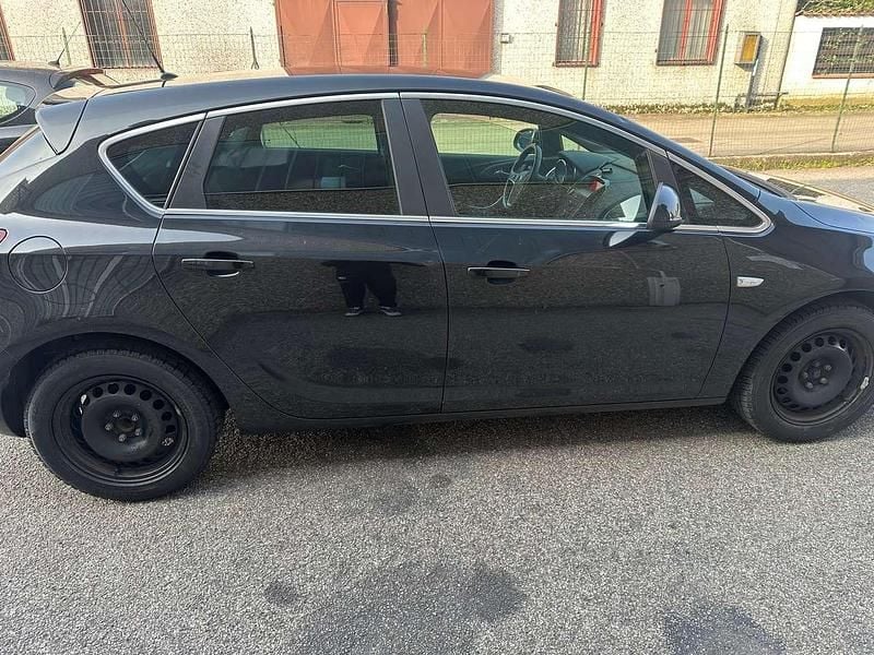 Usata Opel Astra Cosmo 101 CV (74 kW) 2014 Nero Berlina