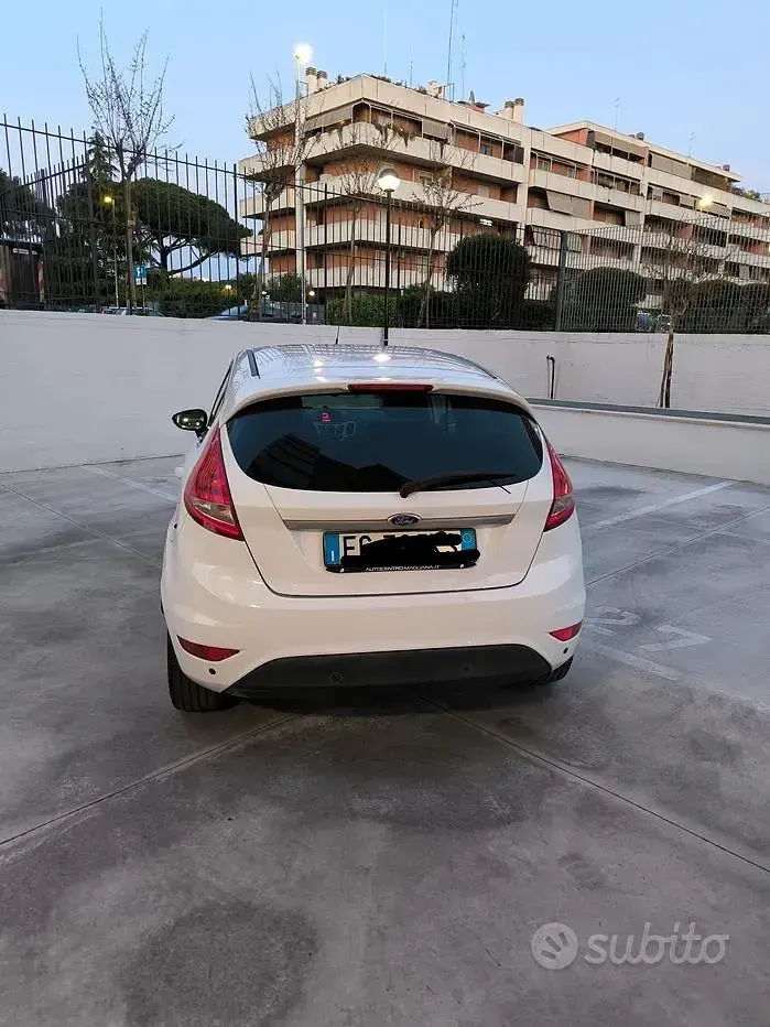 Usata Ford Fiesta 82 CV (60 kW) 2011 Bianco Berlina