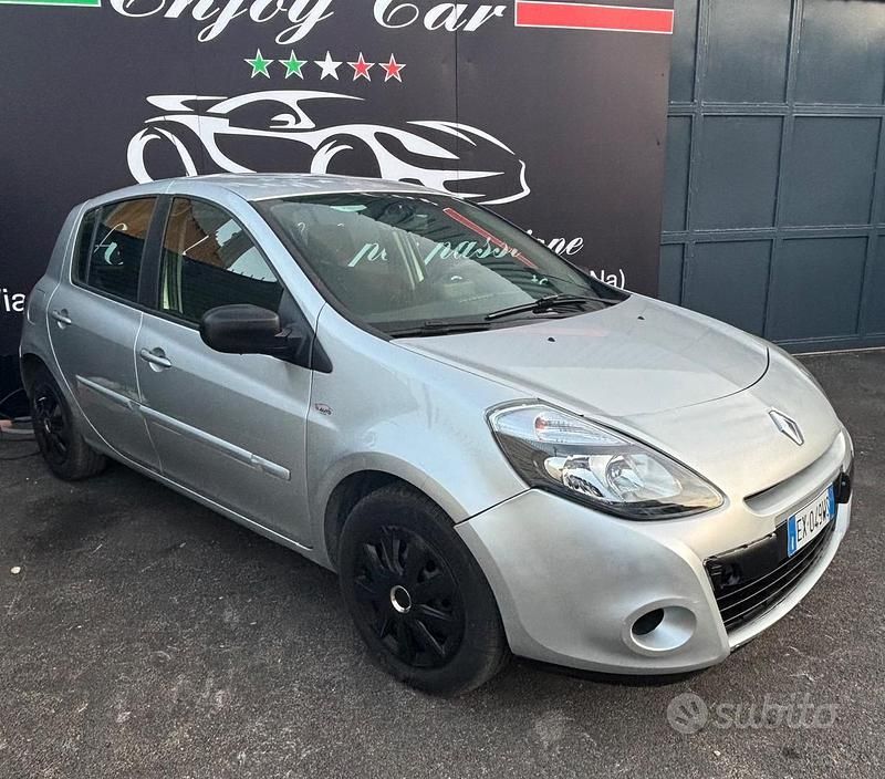 Usata Renault Clio II Dynamique 75 CV (55 kW) 2011 Grigio Berlina