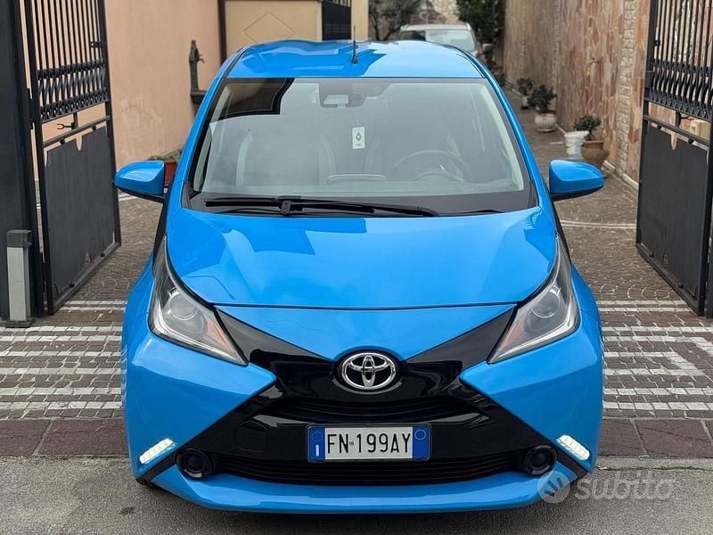 Usata Toyota Aygo Cool 72 CV (52 kW) 2018 Blu Utilitaria