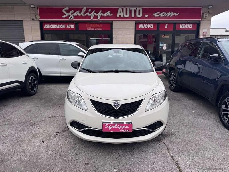Usata Lancia Ypsilon Silver 69 CV (50 kW) 2016 Bianco Utilitaria