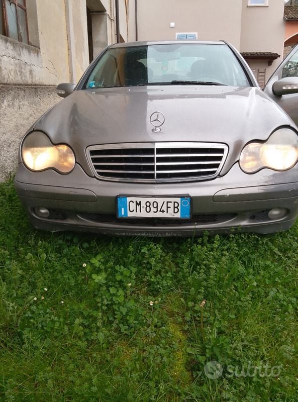 Usata Mercedes C220 150 CV (110 kW) 2005 Grigio Berlina