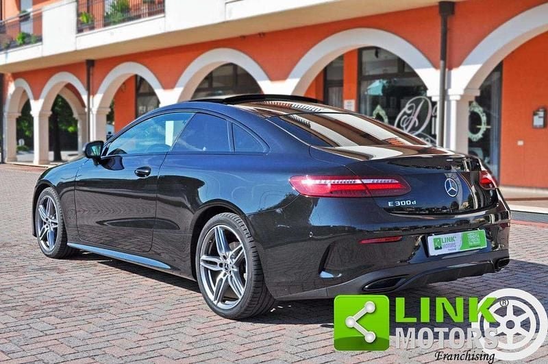Usado Mercedes E300 Premium 245 CV (180 kW) 2020 Negro Coupe