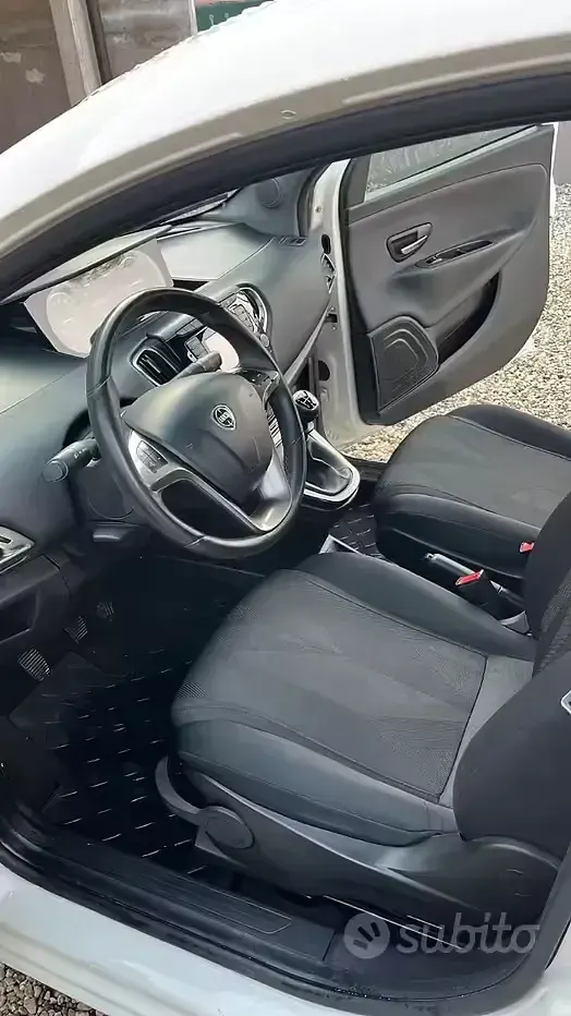 Usata Lancia Ypsilon Gold 69 CV (50 kW) 2019 Bianco Utilitaria