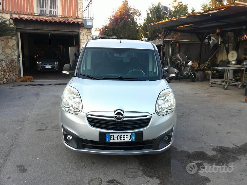 Argento Usata 2012 Opel Combo Monovolume | 5499 € (Ottimo prezzo) - Immagine 1/4