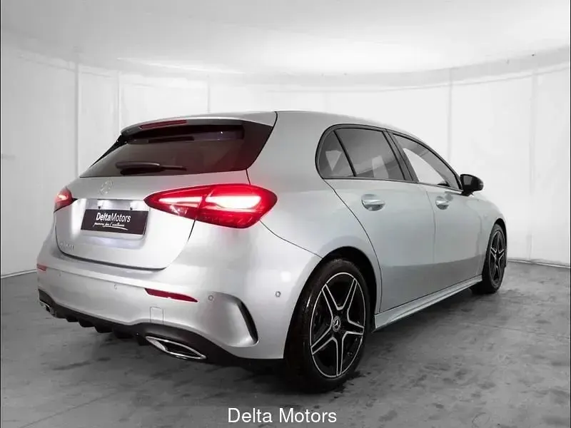 Nieuw Mercedes A180 AMG line 116 PK (85 kW) 2026 Zwart Sedan