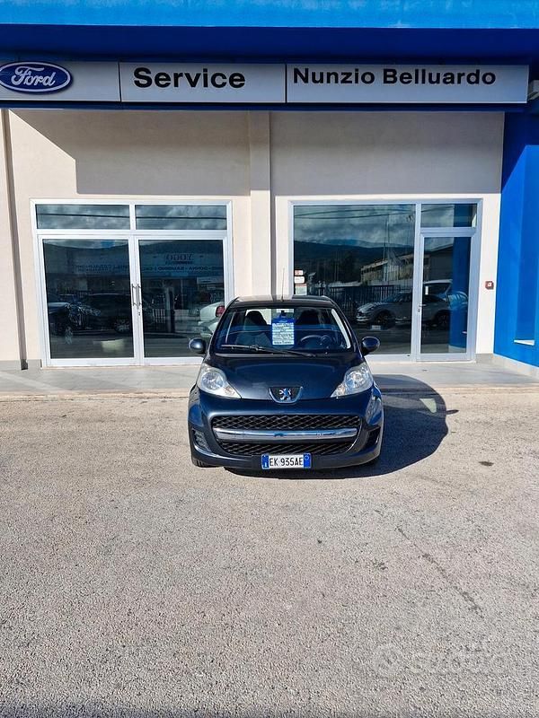 Grigio Usata 2011 Peugeot 107 Active Due volumi | 4900 € (Buon prezzo) - Immagine 1/4
