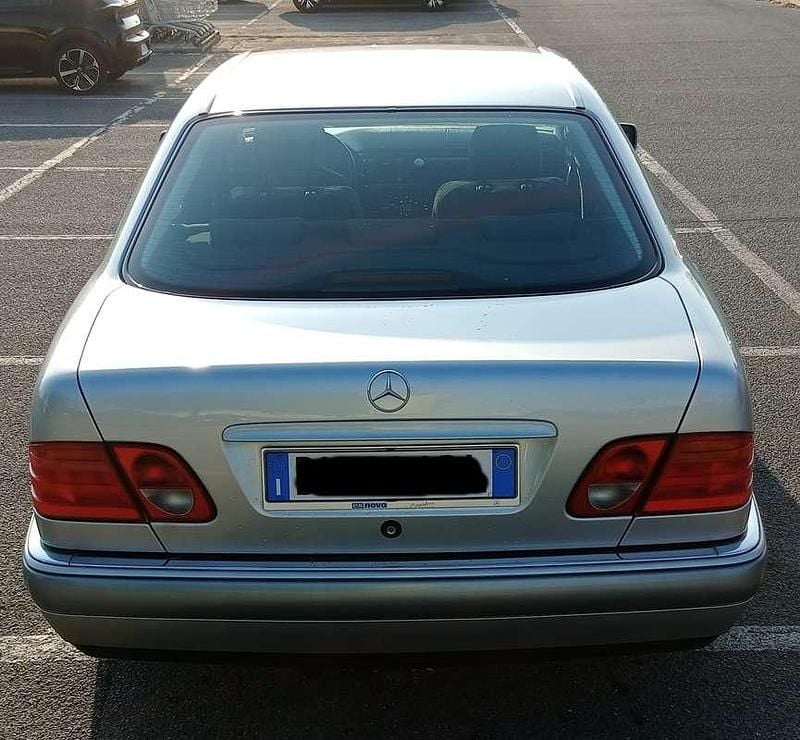 Usata Mercedes E200 Elegance 136 CV (100 kW) 1998 Argento Berlina