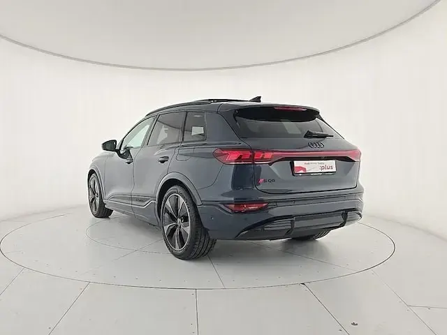 Nuova Audi SQ6 e-tron Sport 359 kW (489 CV) 2025 Blu plasma metallizzato SUV
