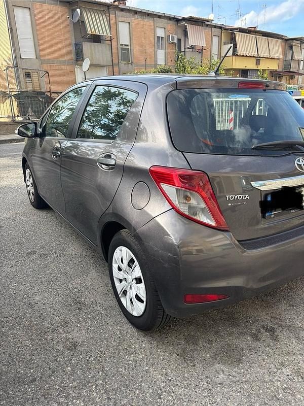 Usata Toyota Yaris 65 CV (47 kW) 2012 Grigio Berlina