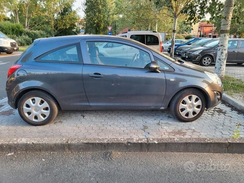 Grigio Usata 2013 Opel Corsa Due volumi | 6000 € (Buon prezzo) - Immagine 1/4
