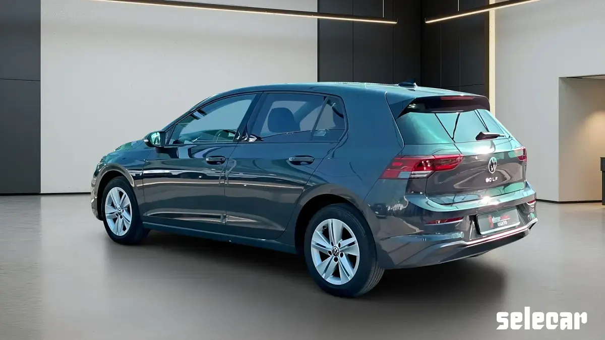 Usata VW Golf VII Life 115 CV (84 kW) 2021 Grigio urano Utilitaria