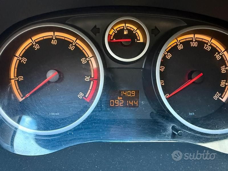 Usata Opel Corsa 85 CV (62 kW) 2013 Bianco Berlina