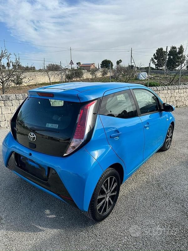 Usata Toyota Aygo 69 CV (50 kW) 2017 Blu Utilitaria