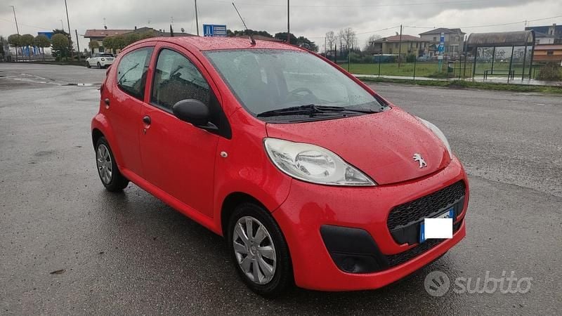 Usata Peugeot 107 Active 68 CV (50 kW) 2012 Rosso Utilitaria