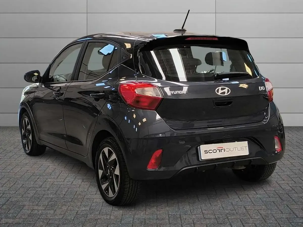 Usata Hyundai i10 67 CV (49 kW) 2023 Gray metallic Utilitaria