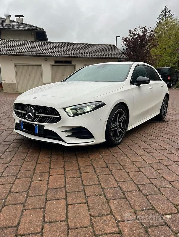 Bianco Usata 2020 Mercedes A180 AMG Due volumi | 27.000 € (Buon prezzo) - Immagine 1/4