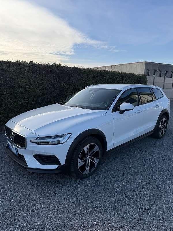 Usata Volvo V60 CC Business Edition 197 CV (144 kW) 2021 Bianco Station wagon