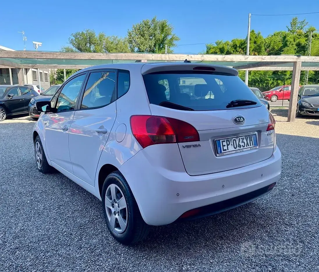 Usata Kia Venga 90 CV (66 kW) 2013 Bianco Utilitaria